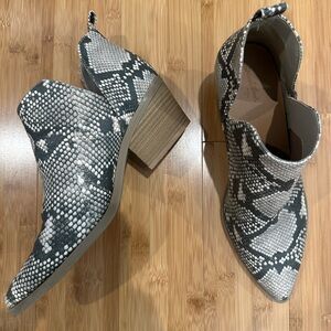 Gently used Universal Thread Bootie